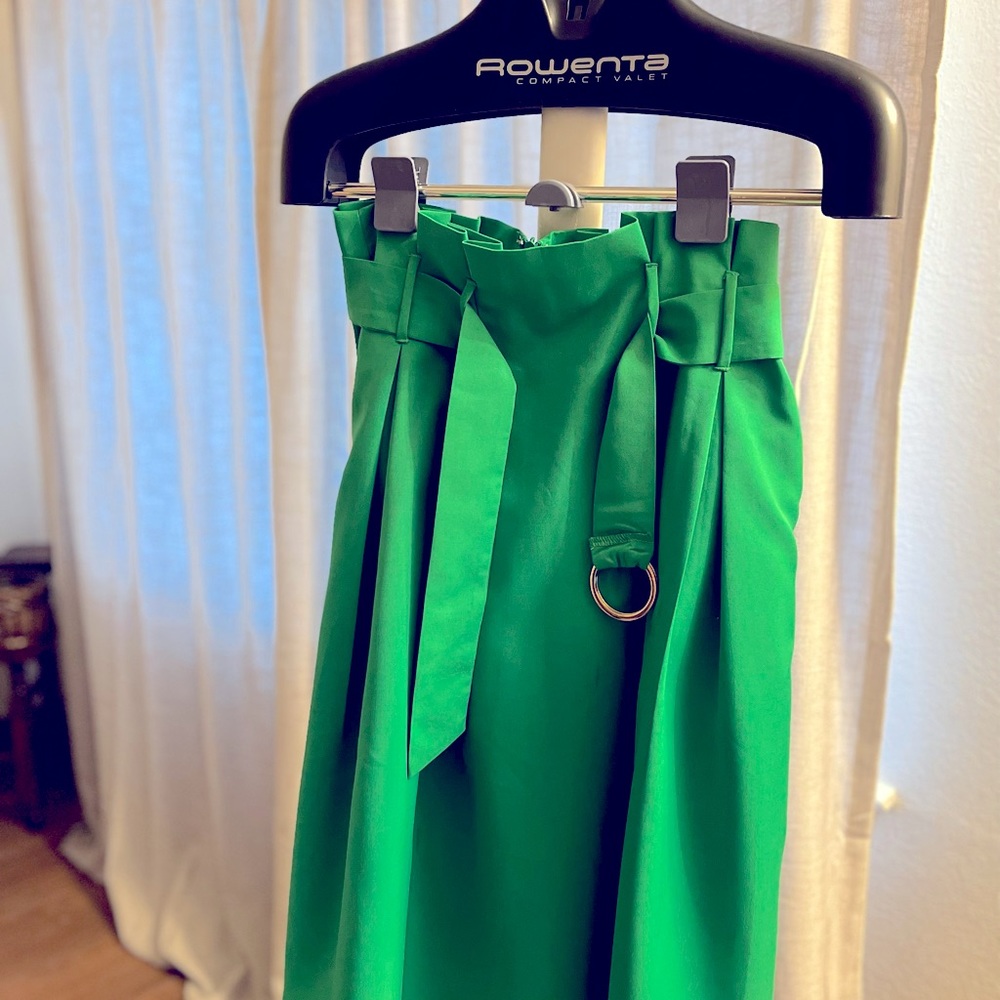 Perfect for spring and summer!! Gold belt. Retro feel. Size small.